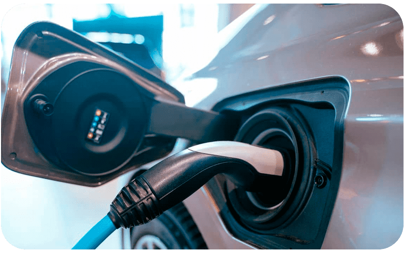 Carros eletrificados ganham força: 1 em cada 4 veículos vendidos em 2025 será plug-in, aponta IEA