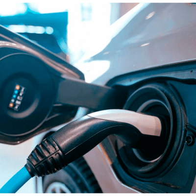 Carros eletrificados ganham força: 1 em cada 4 veículos vendidos em 2025 será plug-in, aponta IEA
