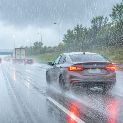Carro em pista molhada com chuva intensa — como dirigir na chuva com segurança