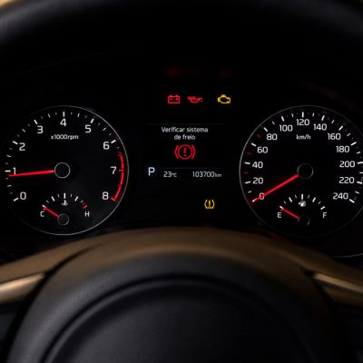 Luz Acesa no Painel do Carro: O Que Significa Cada Símbolo e Nível de Urgência